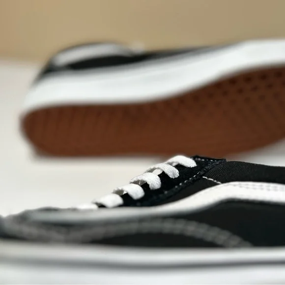 NWOT Vans Old Skool Black and White Classic Shoes Unisex Women’s 8.5 Men’s 7 - Picture 11 of 11